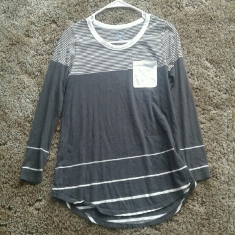 Gray woth whited striped long sleve